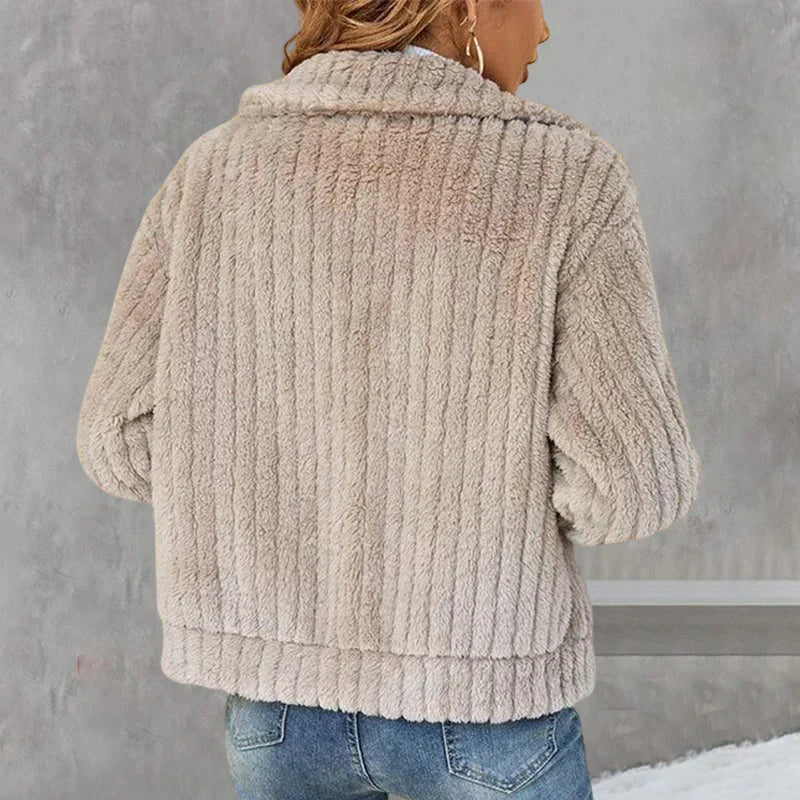 Dana - Suède Jas met Stijlvolle Details