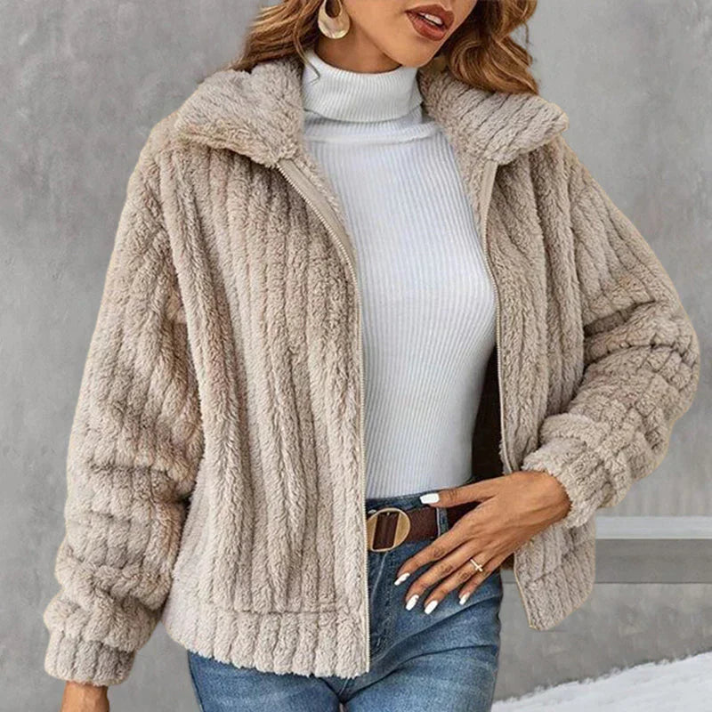 Dana - Suède Jas met Stijlvolle Details